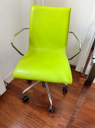 Silla de oficina verde pistacho con base cromada