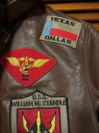 Chaqueta de aviador de cuero marrón