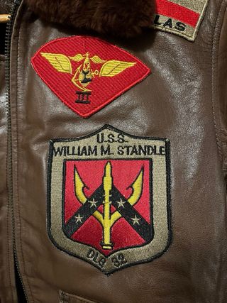 Chaqueta de aviador de cuero marrón