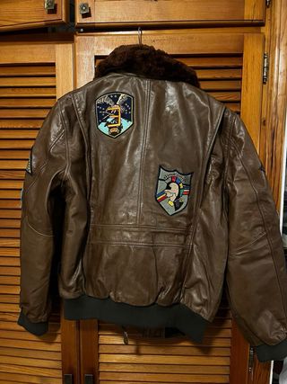 Chaqueta de aviador de cuero marrón
