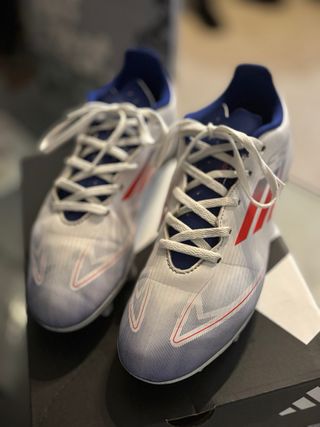 Botas de fútbol Adidas blancas
