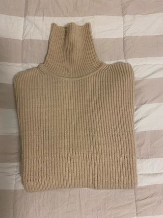 Jersey Bershka cuello alto beige