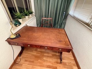 Escritorio antiguo de madera y piel