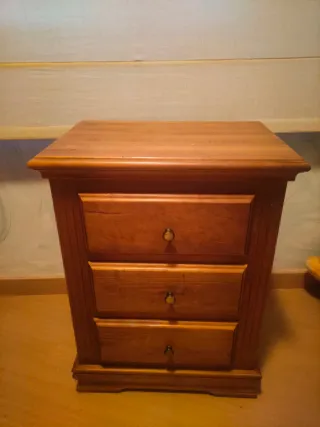 Mesita de noche y cabecero rústicos de madera