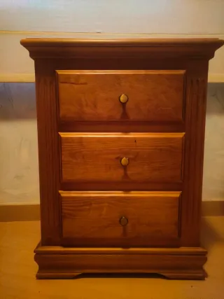 Mesita de noche y cabecero rústicos de madera