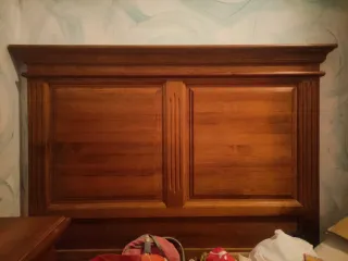 Mesita de noche y cabecero rústicos de madera