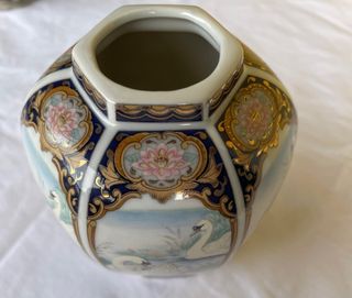 Vaso in ceramica con cigni