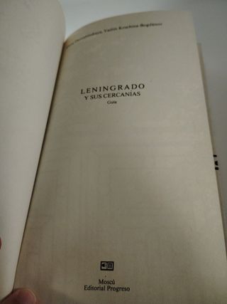 Libro guía Leningrado y cercanías.