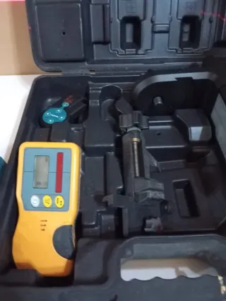Nivel Láser Makita SKR200 + Trípode Nedo