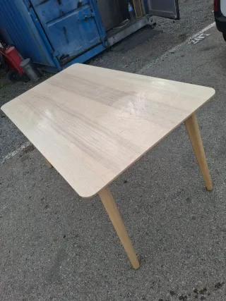 Mesa auxiliar de madera clara
