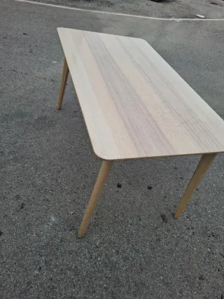 Mesa auxiliar de madera clara