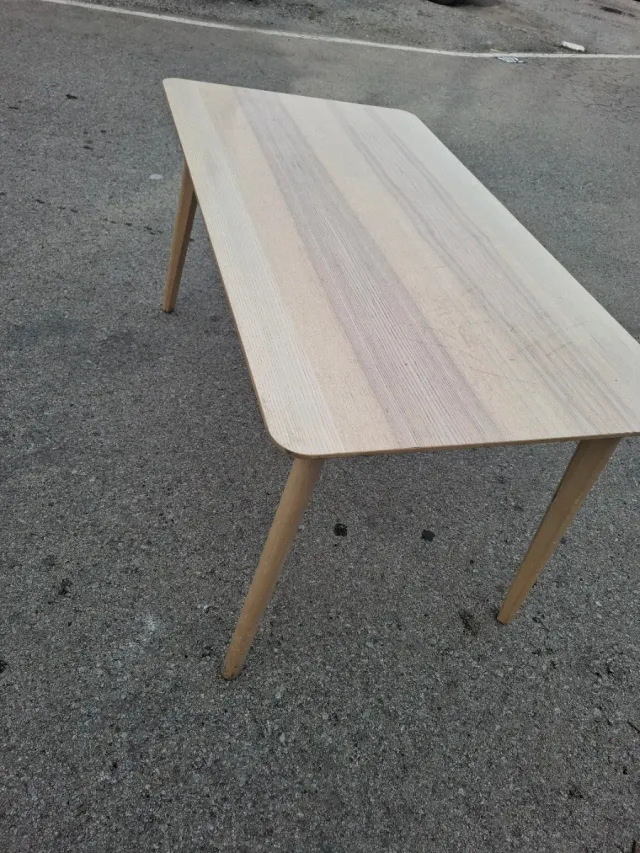 Mesa auxiliar de madera clara