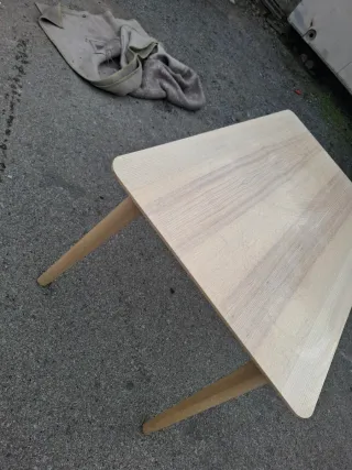 Mesa auxiliar de madera clara