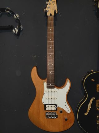 Guitarra Yamaha Pacifica 112J