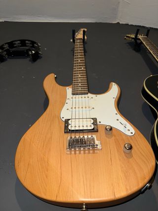 Guitarra Yamaha Pacifica 112J