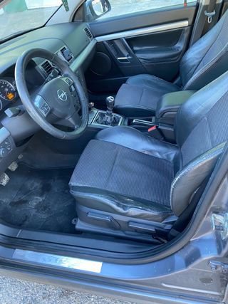 Opel vectra GST es el 1.9 140 cv 6 v del 2006