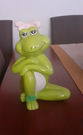 Rana cerámica hucha con lazo