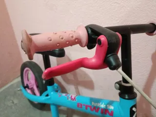 Bici sin pedales Decathlon azul y rosa