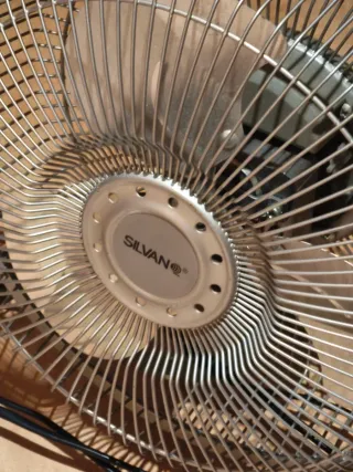 Ventilador de mesa plateado