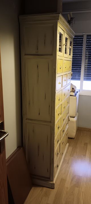 Mueble de madera con cajones y vitrinas