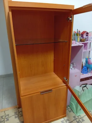 Mueble vitrina madera y cristal