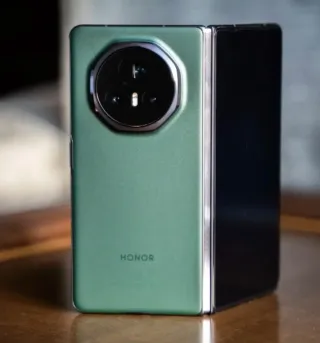 Honor Magic V3 Verde con una funda y el cable