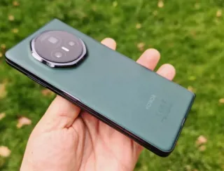 Honor Magic V3 Verde con una funda y el cable