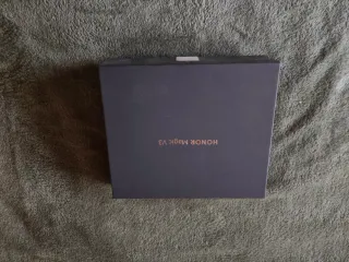 Honor Magic V3 Verde con una funda y el cable