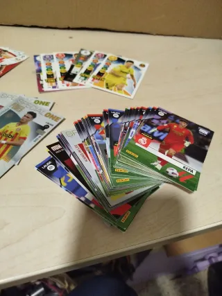 Cromos de fútbol y dibujos animados