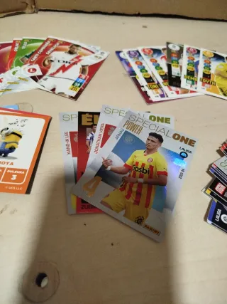 Cromos de fútbol y dibujos animados