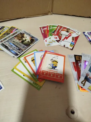 Cromos de fútbol y dibujos animados