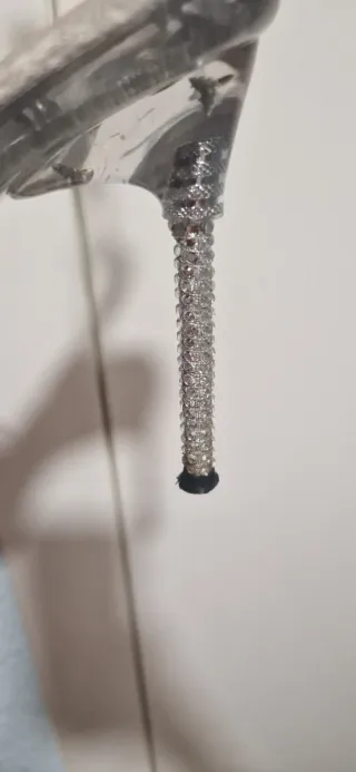 Sandalias plateadas con tiras y pedrería