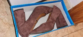 Zapatos de tacón marrones y rojos