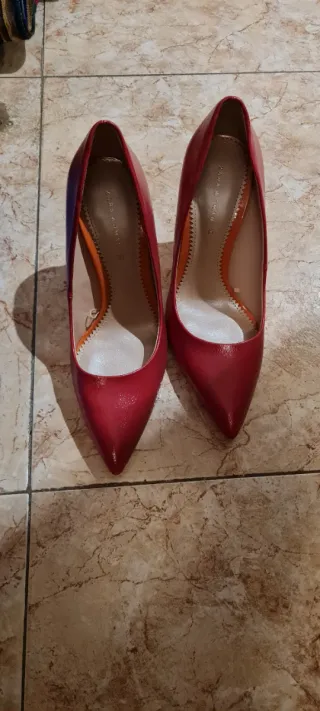 Zapatos de tacón marrones y rojos