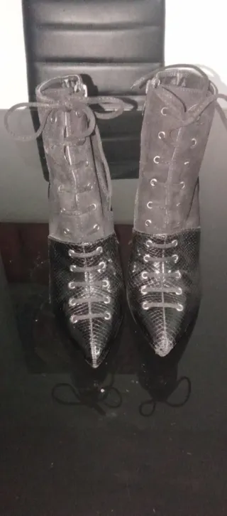 Botines negros con cordones