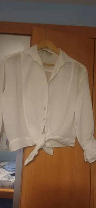 Camisa blanca anudada