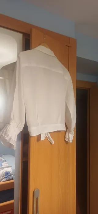 Camisa blanca anudada