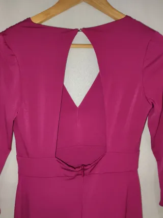 Mono morado elegante con escote