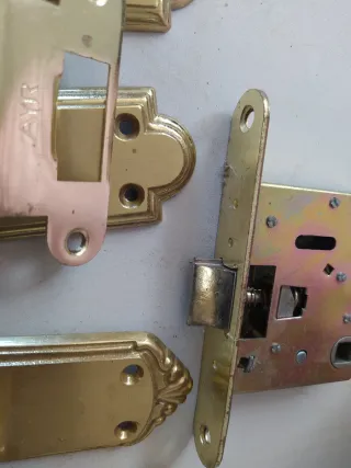 Manillas de latón para puertas