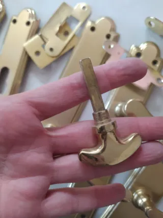 Manillas de latón para puertas