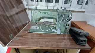 Máquina de coser Refrey con mueble y pedal