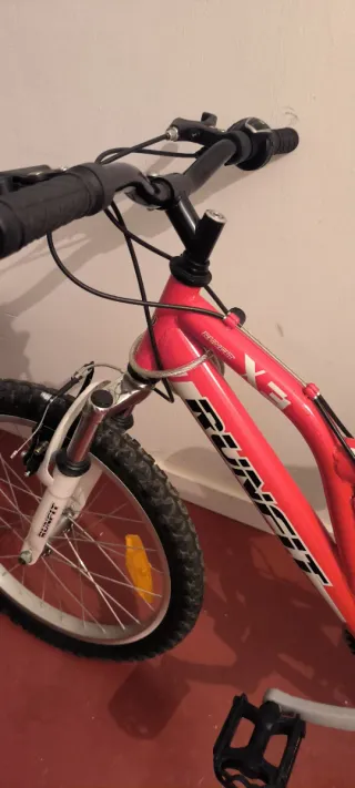 Bicicleta infantil roja y blanca