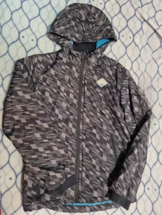 Chaqueta unisex niño gris y negra.talla 12 -13años