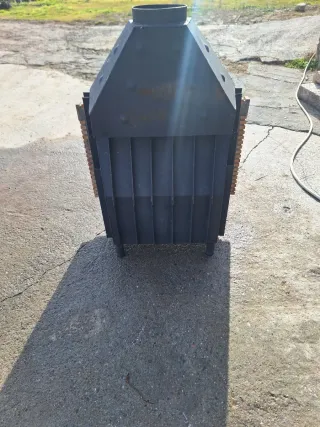 Chimenea de obra con campana metálica