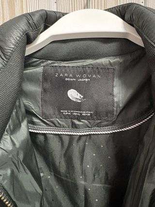 Abrigo acolchado verde de la marca Zara