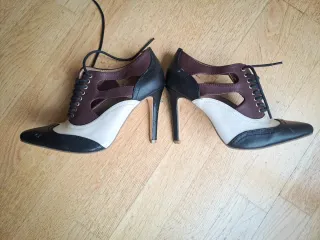 Zapatos de tacón con cordones y diseño