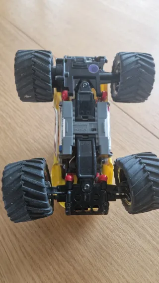 Camión Monster Truck Mad Force en muy buen estado.