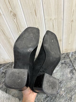 Botines de ante negros con tacón cuadrado de Zara