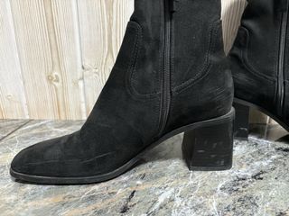 Botines de ante negros con tacón cuadrado de Zara