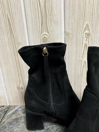 Botines de ante negros con tacón cuadrado de Zara